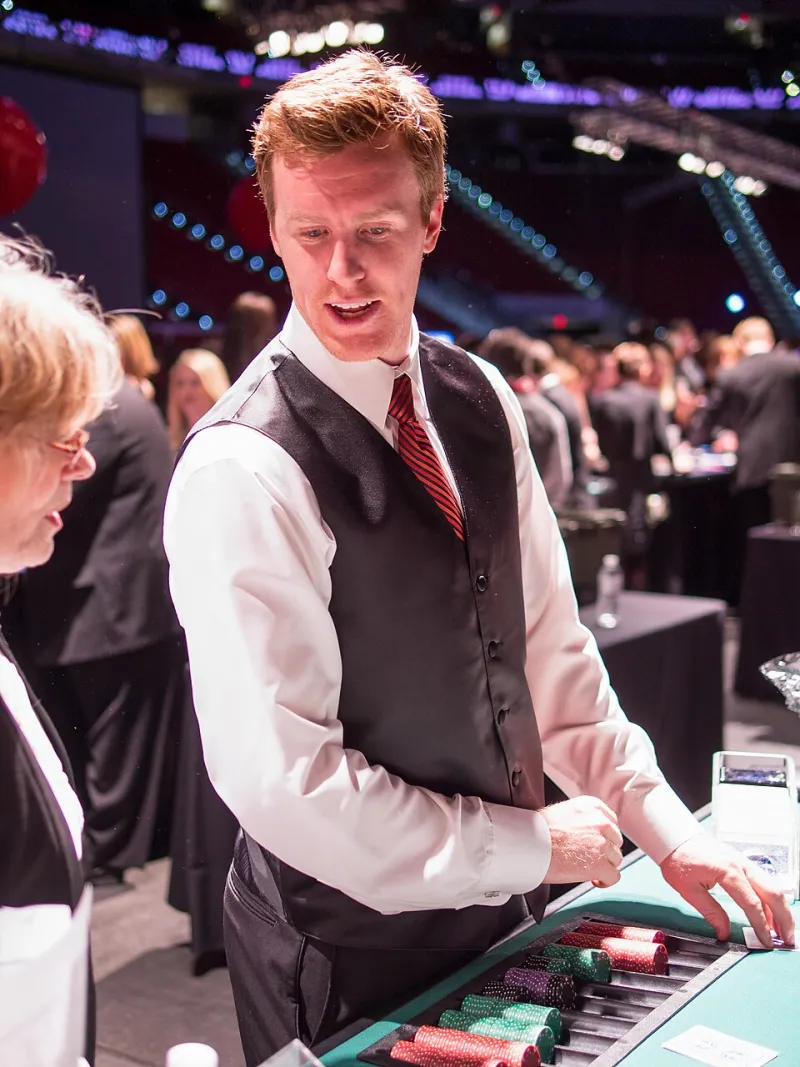 Flesh and Blood, Same House Edge: The Real Math Behind Live Dealer Casino Games